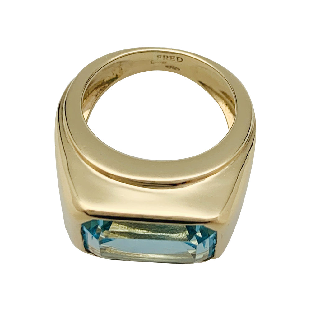 Fred ring in yellow gold and blue topaz.