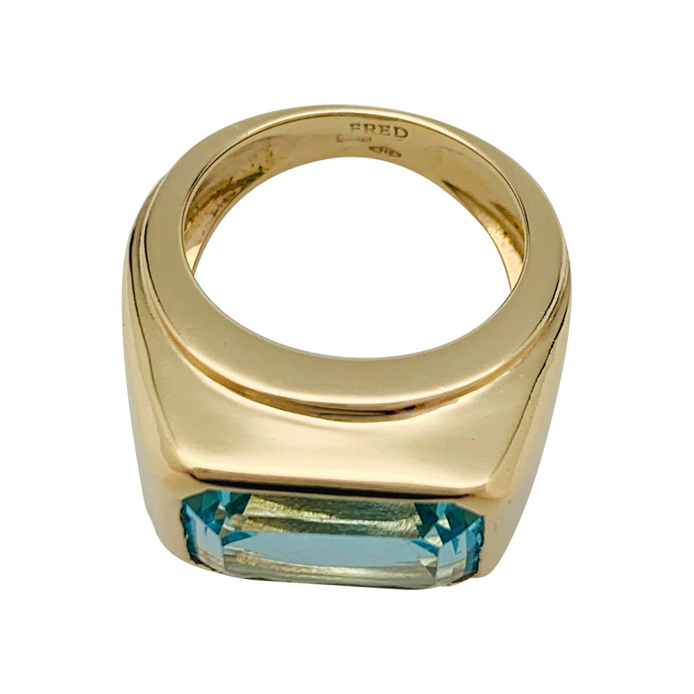 Fred ring in yellow gold and blue topaz.