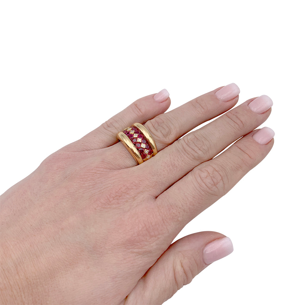 Poiray ring in yellow gold, rubies, diamonds.