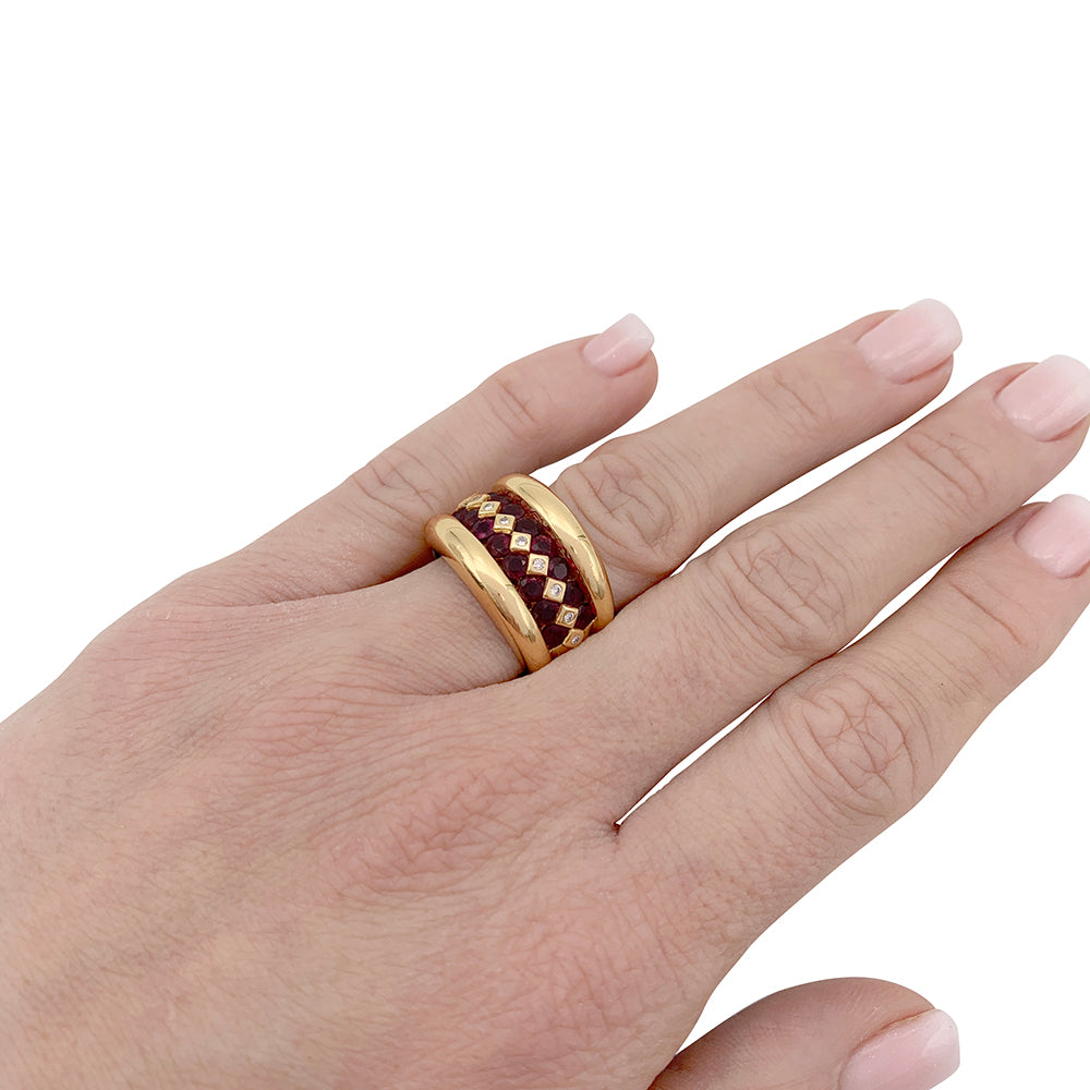 Poiray ring in yellow gold, rubies, diamonds.
