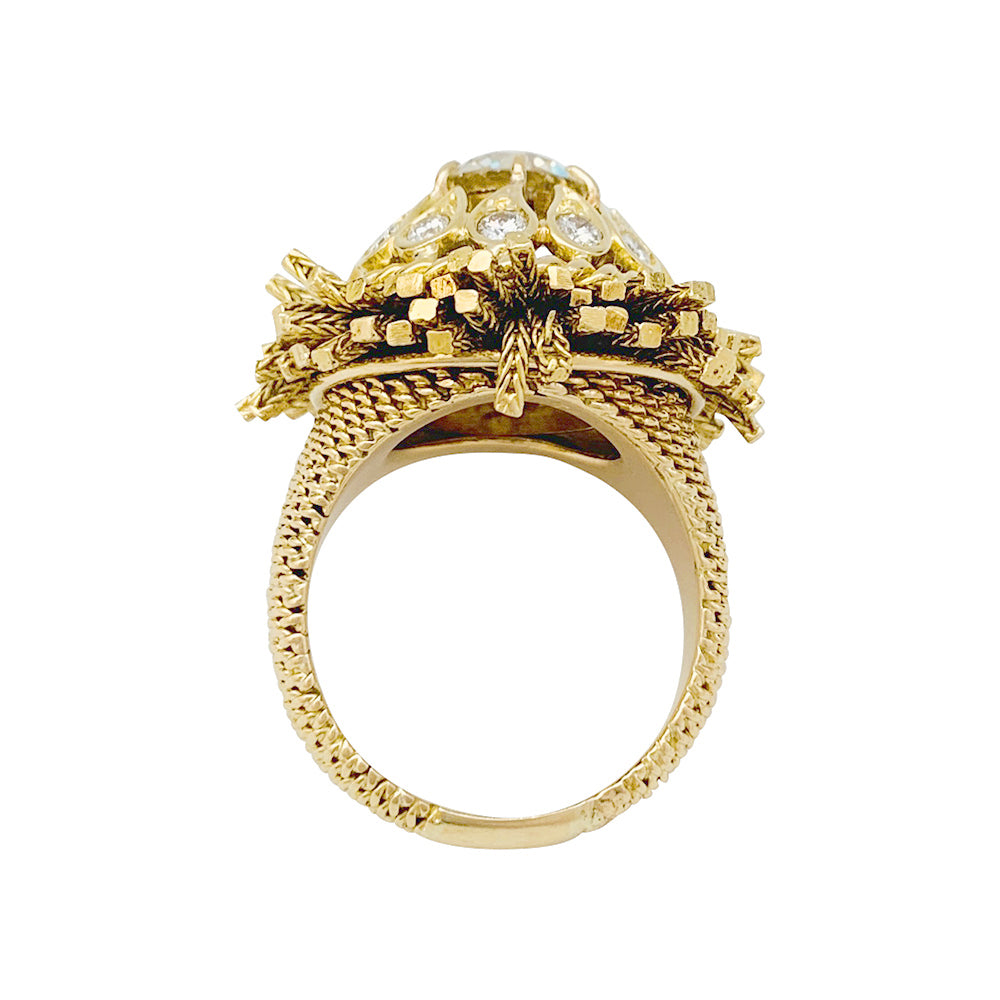 Sterlé ring in yellow gold and diamonds.