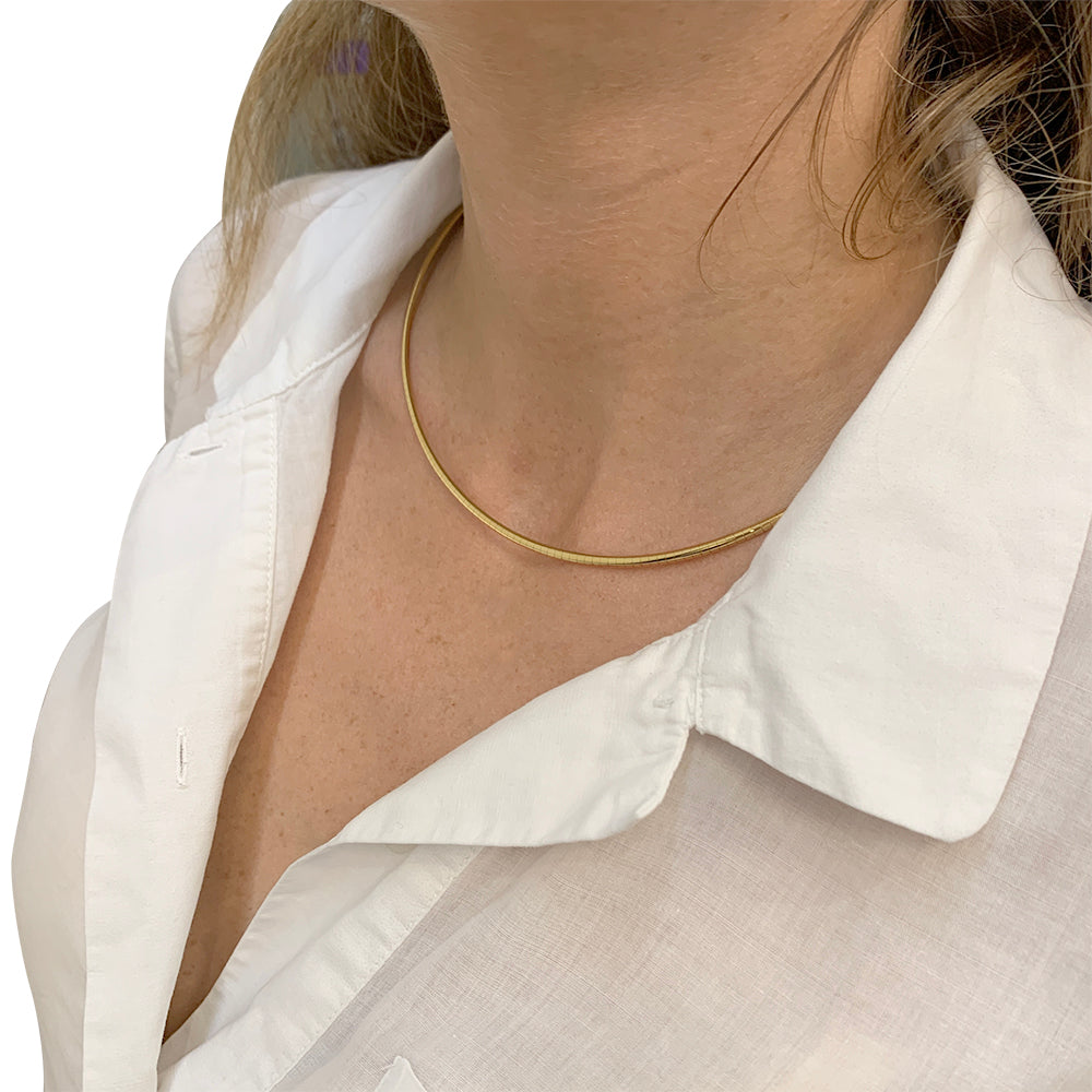 Stern omega necklace in yellow gold and diamonds.