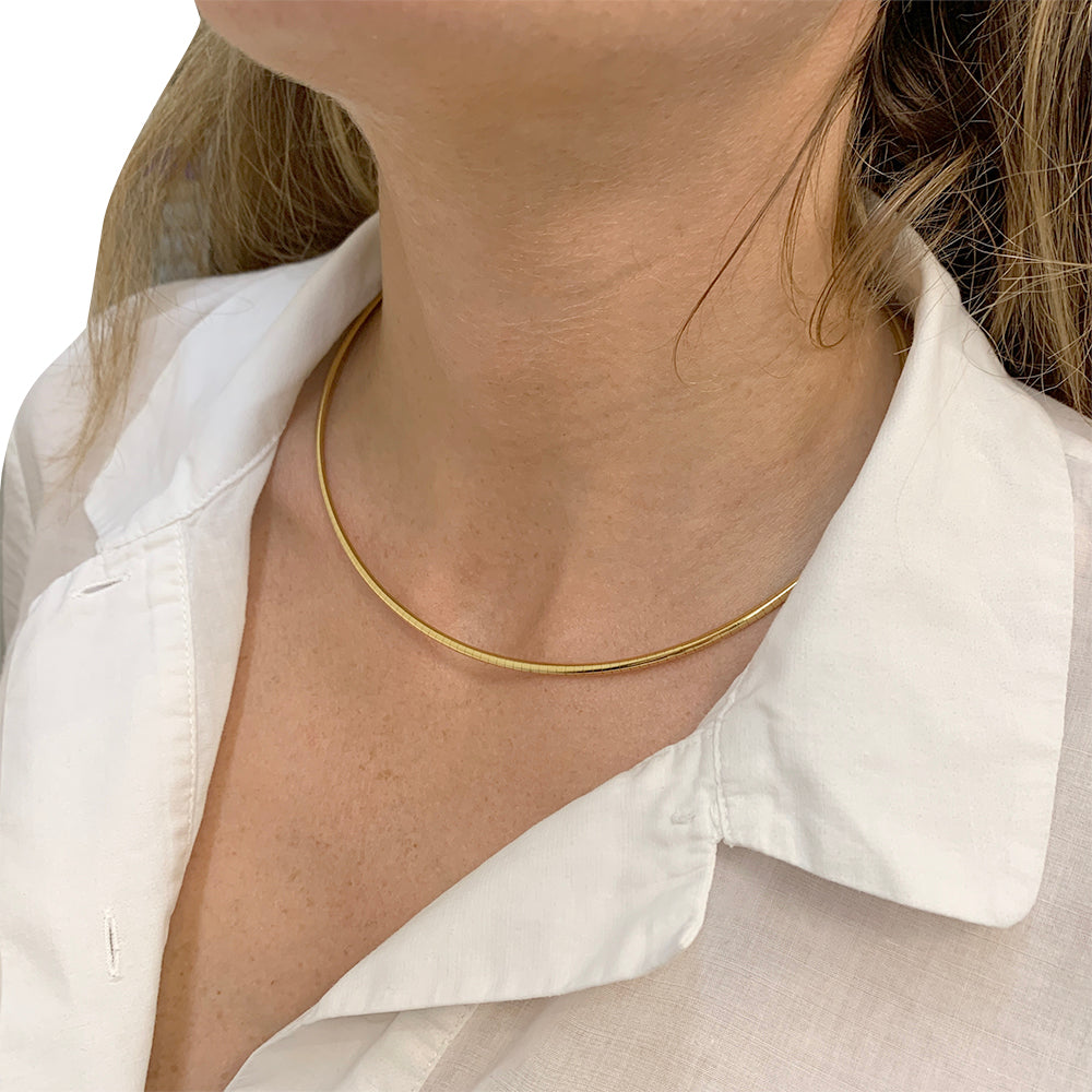 Stern omega necklace in yellow gold and diamonds.