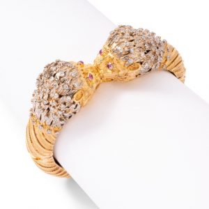 Bracelet Lalaounis “tête de lion” en or jaune 18 K, diamants et rubis