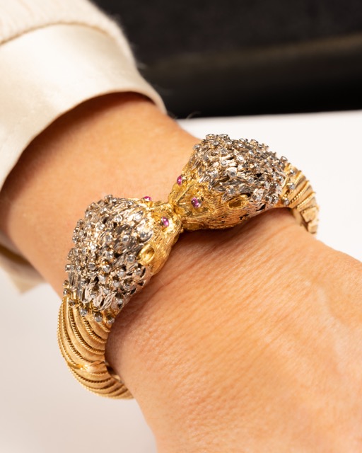 Bracelet Lalaounis “tête de lion” en or jaune 18 K, diamants et rubis 2