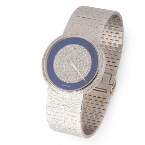 Une montre Piaget en or gris , lapis lazuli et diamants