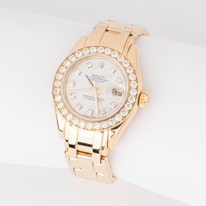 Une montre Rolex  Datejust Pearl Master en or jaune et diamants