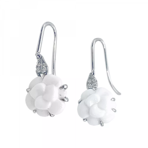 Boucles d’oreilles Chanel, “Camélia”, or blanc, diamants.